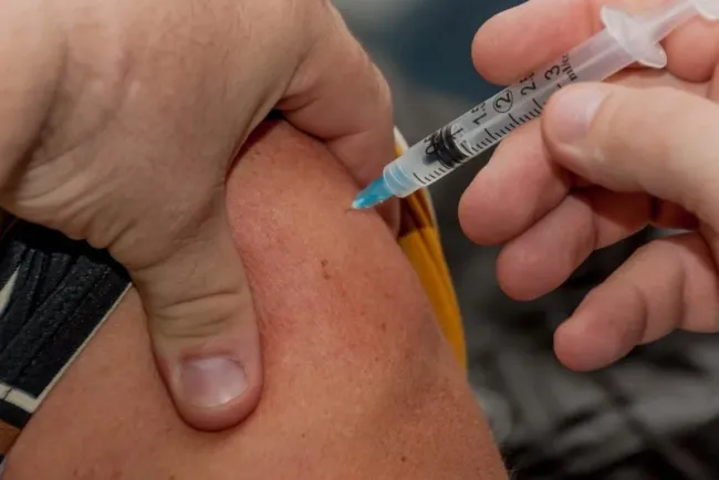 Reconoce López Obrador que disminuyó ritmo de vacunación