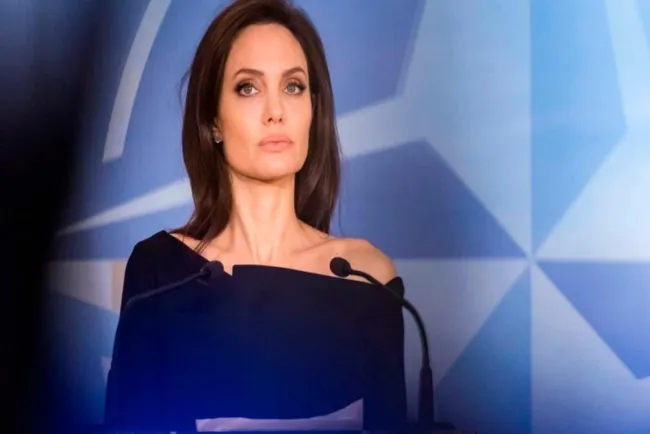 Angelina Jolie visita campo de refugiados en Burkina Faso