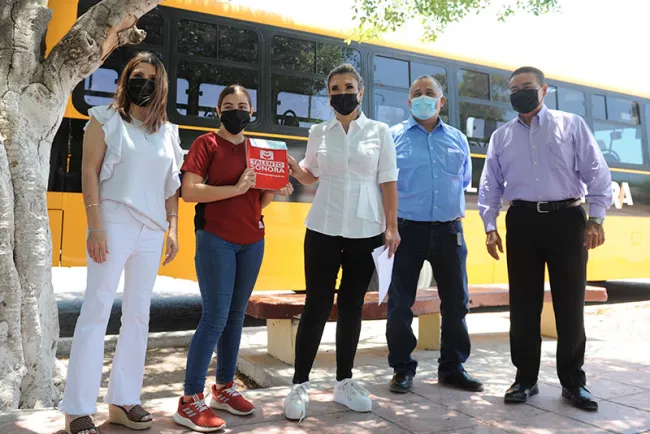 Entrega Gobernadora becas educativas