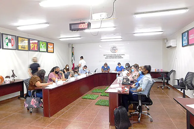 Reciben reconocimiento funcionarios de casillas