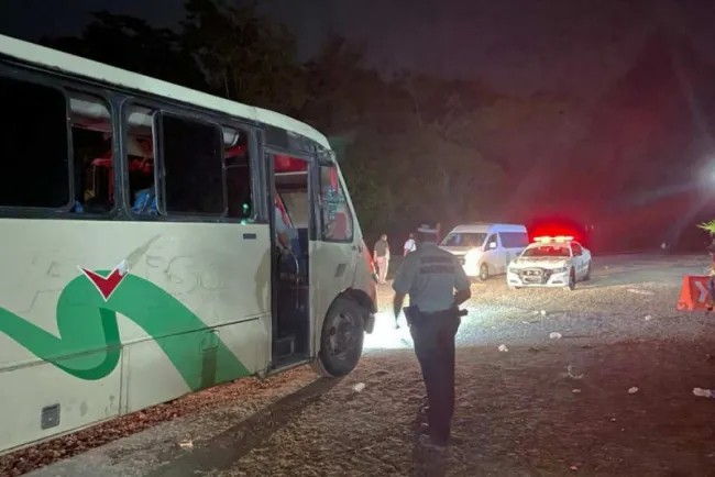 Rescatan a 108 migrantes que iban hacinados en autobús robado