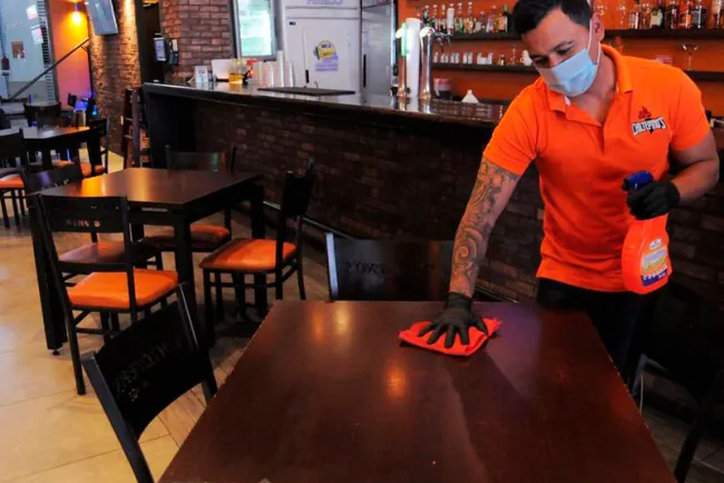 Cerrarán comercios a las 12 aún en “Riesgo Alto”