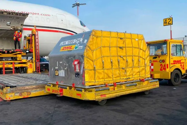 Llega a México cargamento con 585 mil vacunas contra covid-19 de Pfizer-Biontech