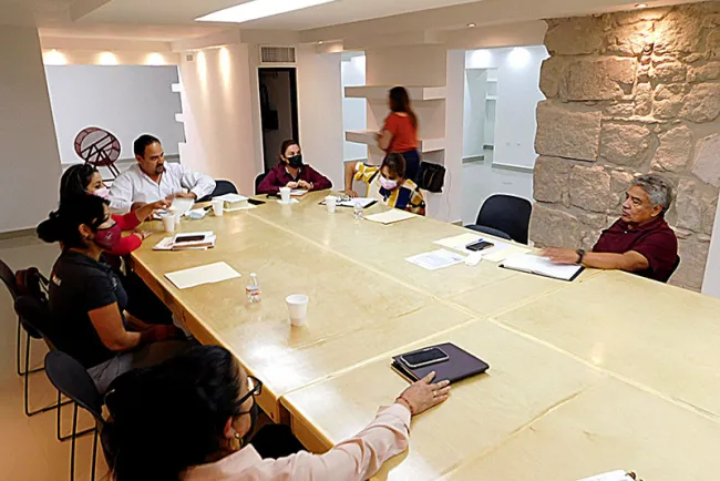 Aseguran recuros a becario del municipio