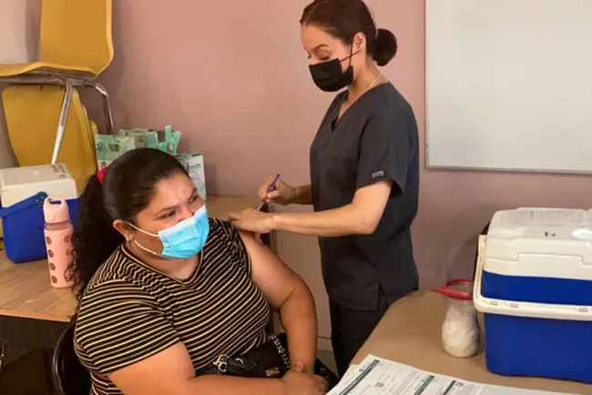 Inicia vacunación para jóvenes de 18 a 39 años
