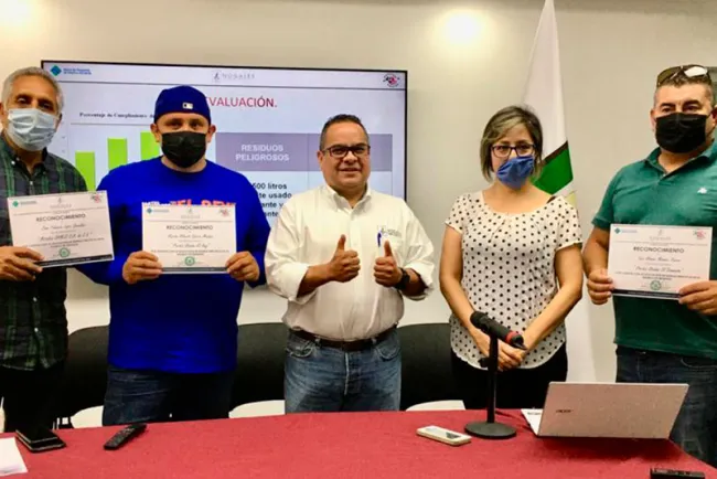 Previene Ayuntamiento contaminación ambiental con vehículos de desecho