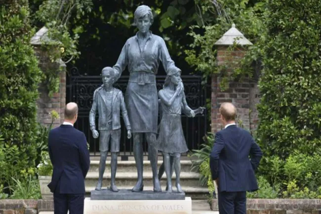 Guillermo y Harry develan estatua de la princesa Diana