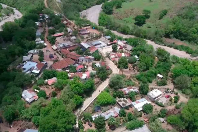 Presa colapsa y derrama desechos mineros almacenados en río en Sinaloa
