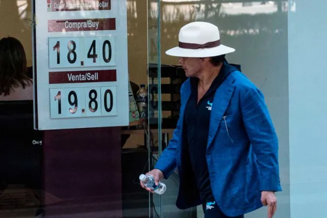 Pierde el peso, pero aún se cotiza por debajo de los $20 por dólar