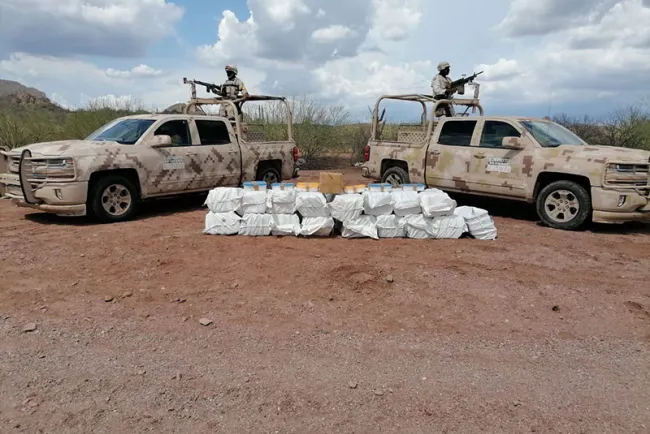 Asegura Sedena 17 costales con metanfetamina