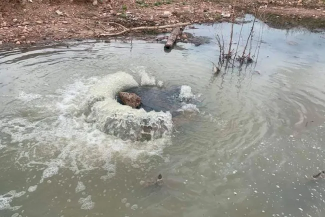 Genera fuga de aguas negras, basura en pozo