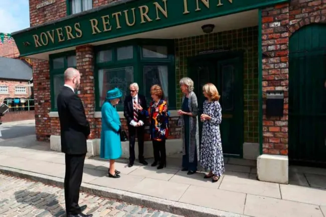 Reina Isabel II visita el set de 'Coronation Street'