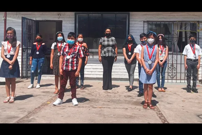 Reconocen esfuerzo de estudiantes