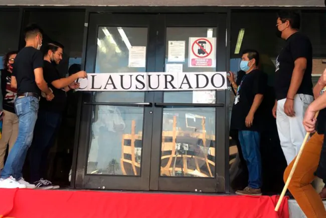 Clausuran de forma simbólica el CE