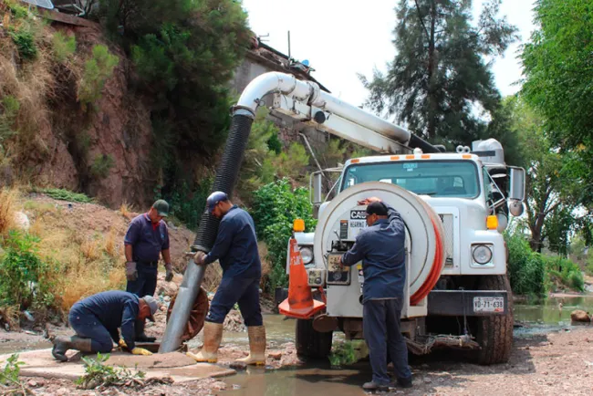 Realizan mantenimiento en colector del arroyo Los Nogales