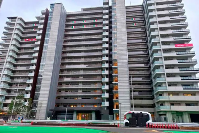 La bandera de México ya ondea en la Villa Olímpica