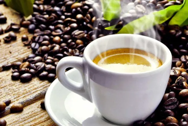 ¿Tomar una taza de café al día reduce el riesgo de contraer covid?