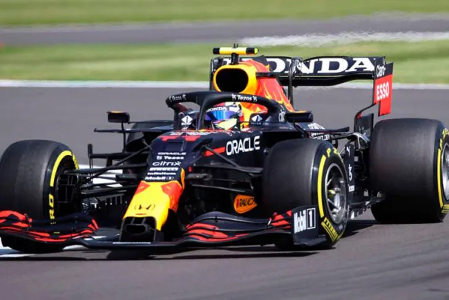 Verstappen domina; ‘Checo’, octavo en Gran Bretaña