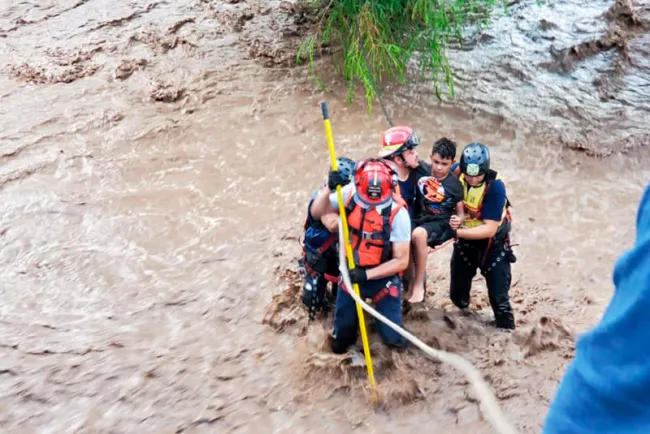 Rescatan a menor en arroyo