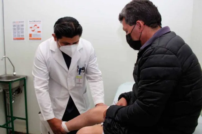 Implanta IMSS prótesis de titanio a paciente con hemofilia