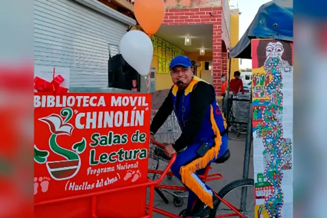 Recorre docente calles en busca de nuevos lectores