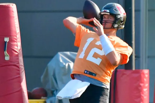 Tom Brady muestra su destreza antes de volver con Tampa Bay