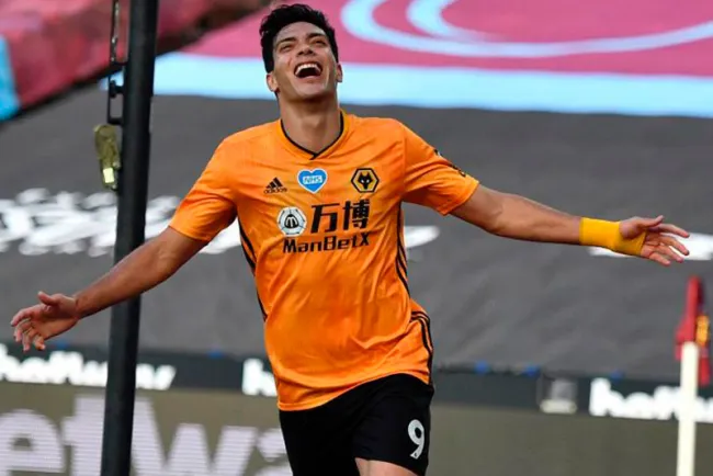 Raúl Jiménez se burla de sí mismo en redes sociales