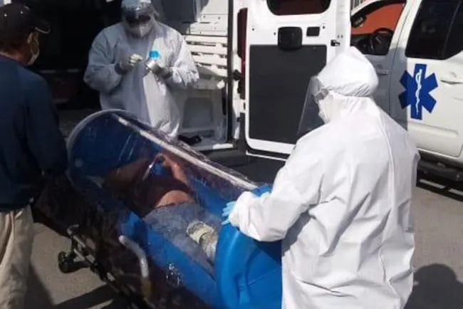 Personal médico trabaja jornadas de 12 horas para atender casos covid en Coahuila