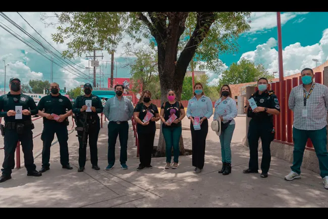 Reparten volantes para protección de mujeres