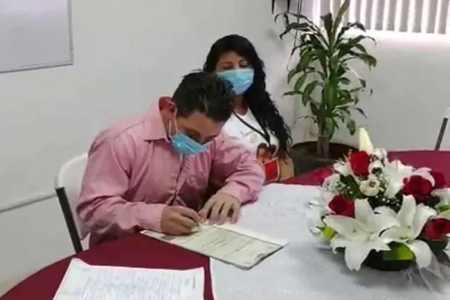 Se celebra matrimonio en estacio?n migratoria de Veracruz
