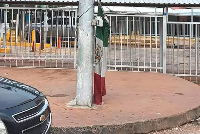 Indigna bandera maltratada