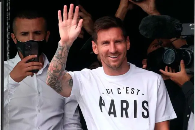 Lo aclaman en París; Messi saluda a afición