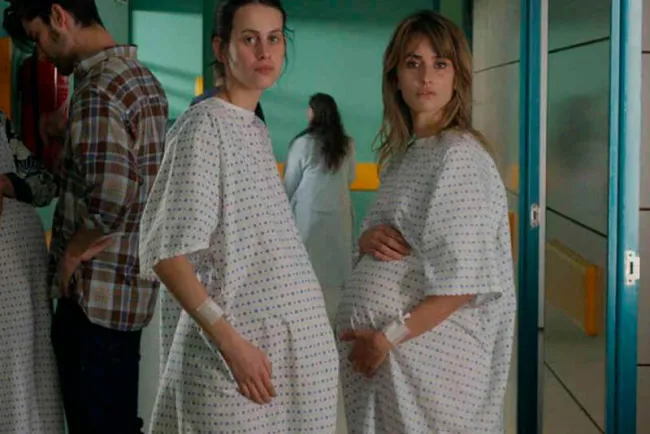 Cartel 'Madres Paralelas' es retirado de Instagram por mostrar pezón