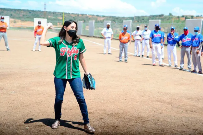 Inauguran campo de béisbol