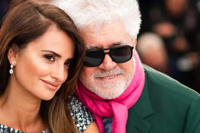 Instagram se disculpa con Almodóvar por censurar póster de 'Madres Paralelas'