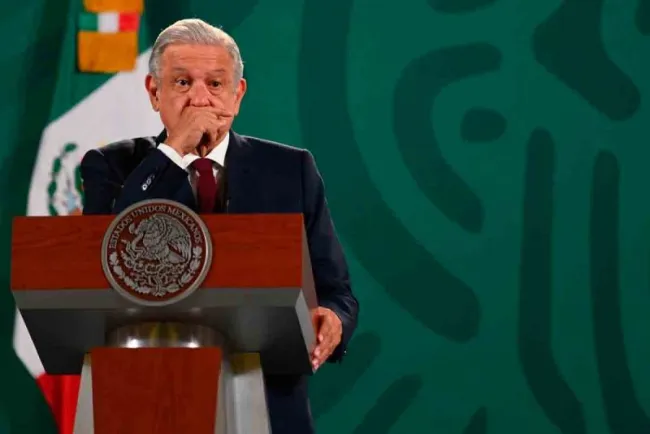 A finales de agosto López Obrador pública 'A mitad del camino'