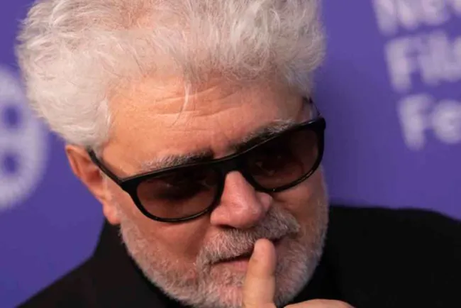 Almodóvar agradece el apoyo al cartel censurado en redes sociales