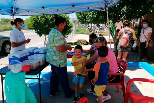 Activa IMSS módulos para vacunación infantil