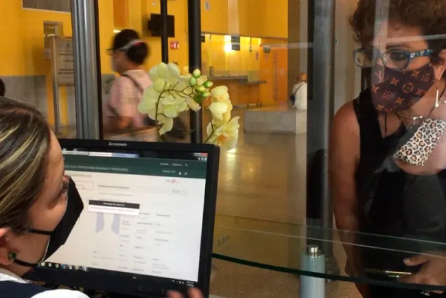 Refuerza IMSS buen trato e información a familiares de pacientes con Covid-19