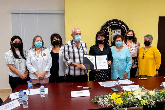 Suman esfuerzos a favor de mujeres