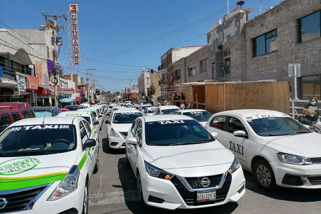 Analizan regularizar permisos para taxis