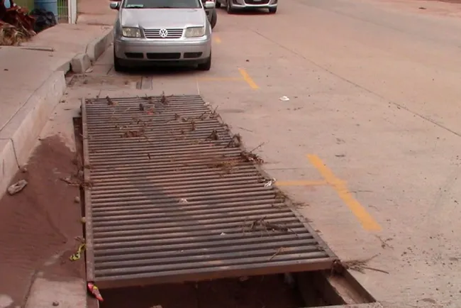 Peligrosa alcantarilla impide estacionamiento de vehículos