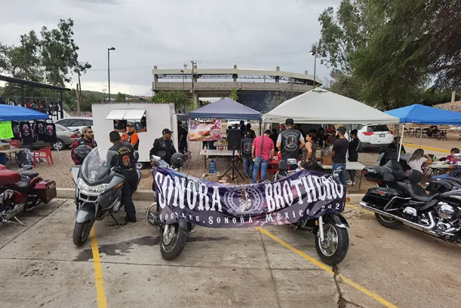 Tienen “bikers” exitosa venta altruista de hamburguesas