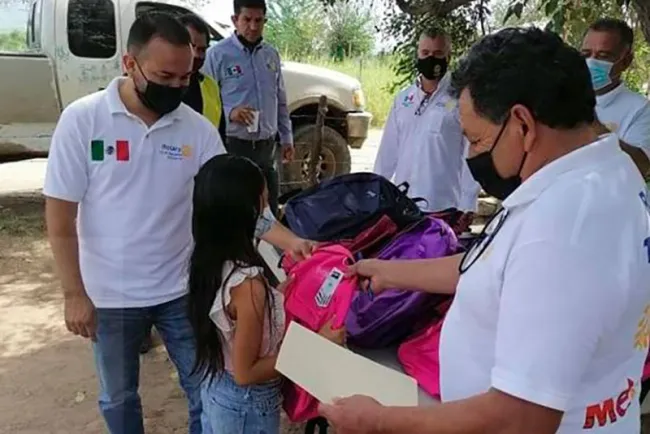 Regalan rotarios mochilas llenas con útiles escolares