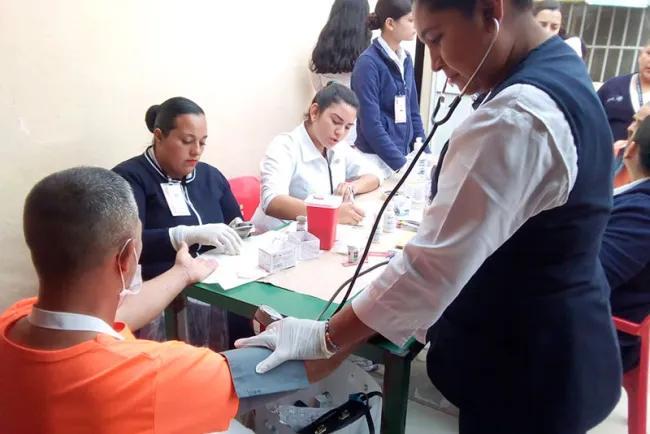 Aplican vacunas contra el Covid a internos del Cereso