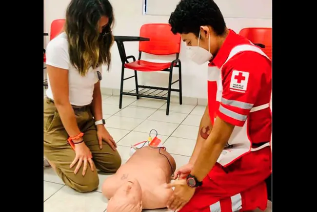 Capacitan en primeros auxilios a empleados de Bienestar Social