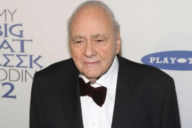 Muere Michael Constantine de 'Casarse... está en griego'