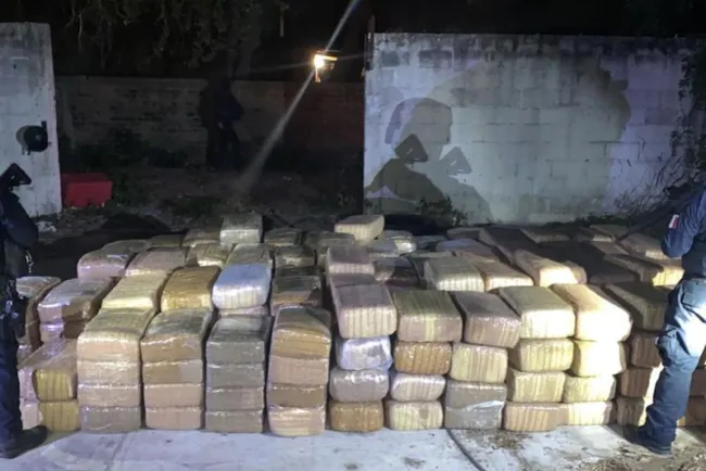 Aseguran armas y más de una tonelada de mariguana en Tamaulipas