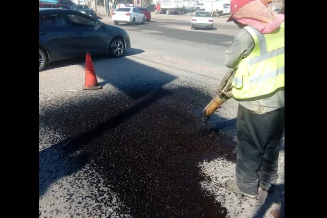 Dan mantenimiento a calles