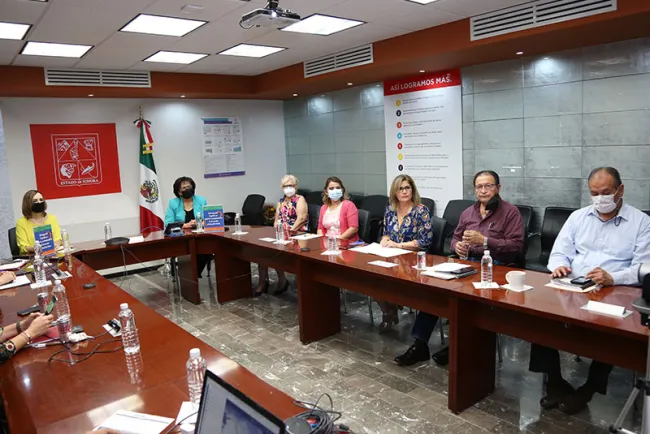 Presenta SEC libro con experiencias de docentes en asesoría y acompañamiento